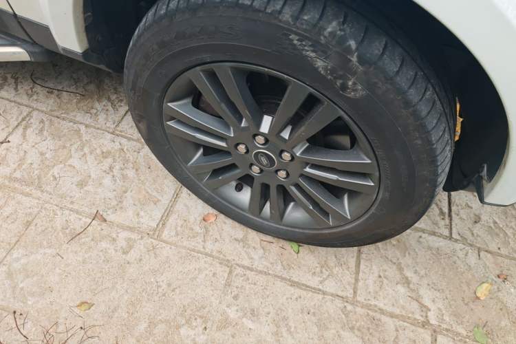 Used Land Rover Discovery 2016 3.0 SC Obsidian Black Heritage Edition HSE Right Front Wheel Hub