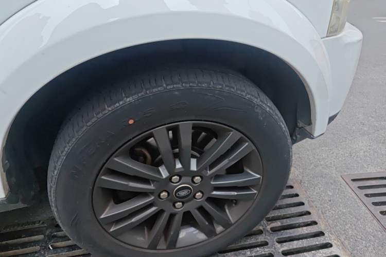 Used Land Rover Discovery 2016 3.0 SC Obsidian Black Heritage Edition SE Right Front Wheel Hub