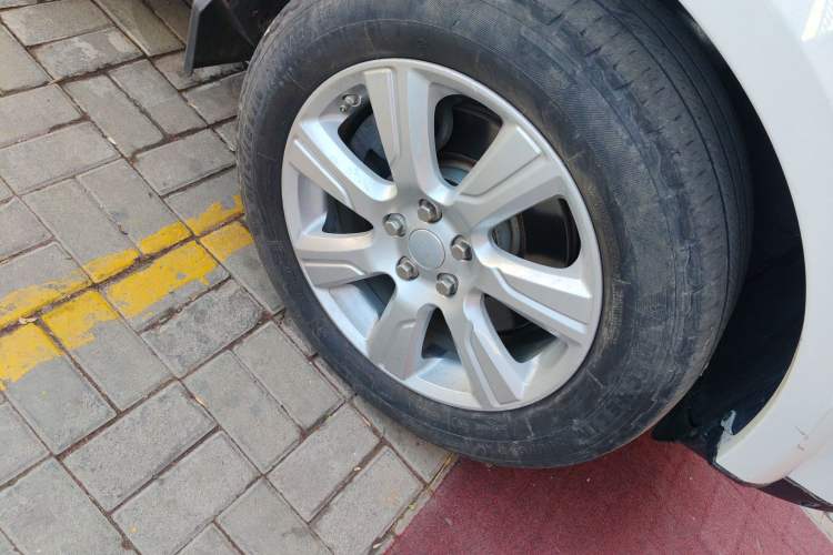Used Land Rover Discovery 2016 4th Generation 3.0T HSE 7-Seater U.S. Specification Right Front Wheel Hub