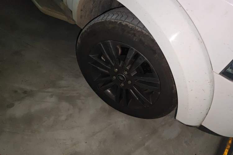 Used Land Rover Discovery 2016 3.0 SC Obsidian Black Heritage Edition SE Right Front Wheel Hub