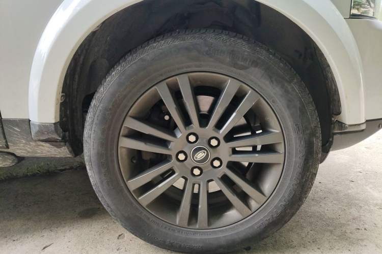 Used Land Rover Discovery 2016 3.0 SC Obsidian Black Heritage Edition SE Right Front Wheel Hub