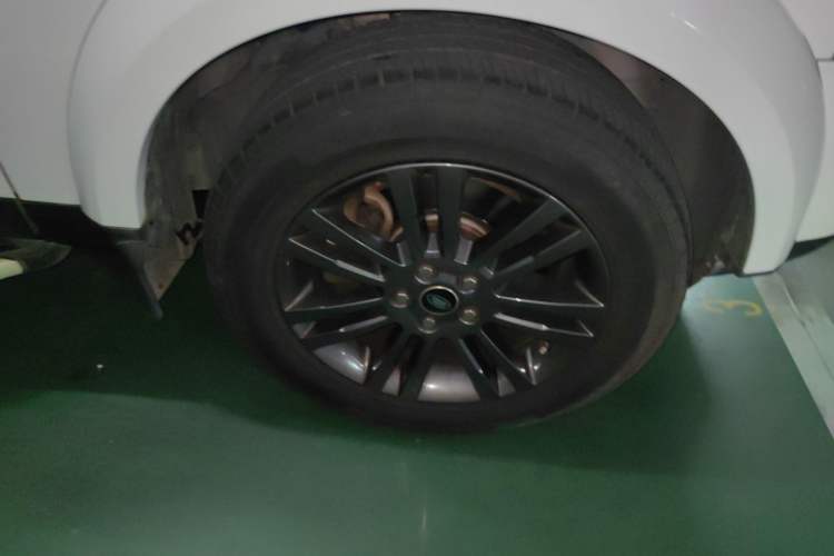 Used Land Rover Discovery 2016 3.0 SC Obsidian Black Heritage Edition SE Right Front Wheel Hub