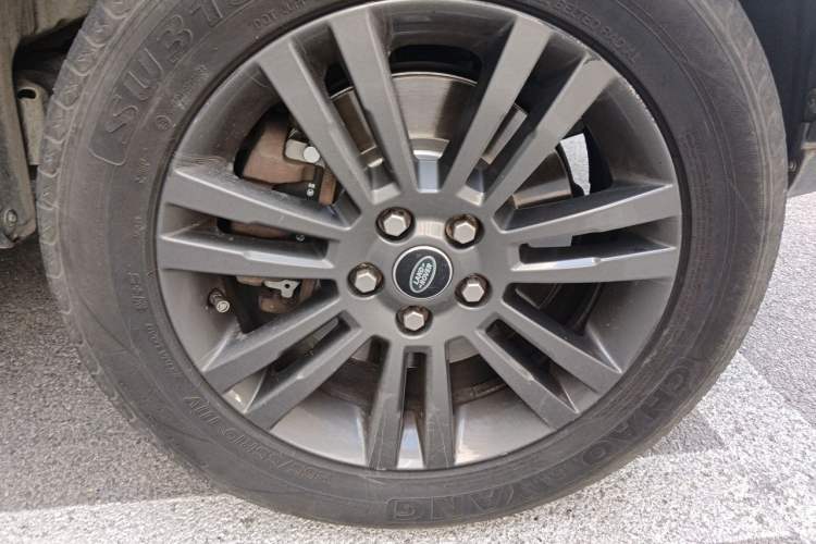 Used Land Rover Discovery 2016 4th Generation 3.0 SC Black Edition Collection HSE Right Front Wheel Hub