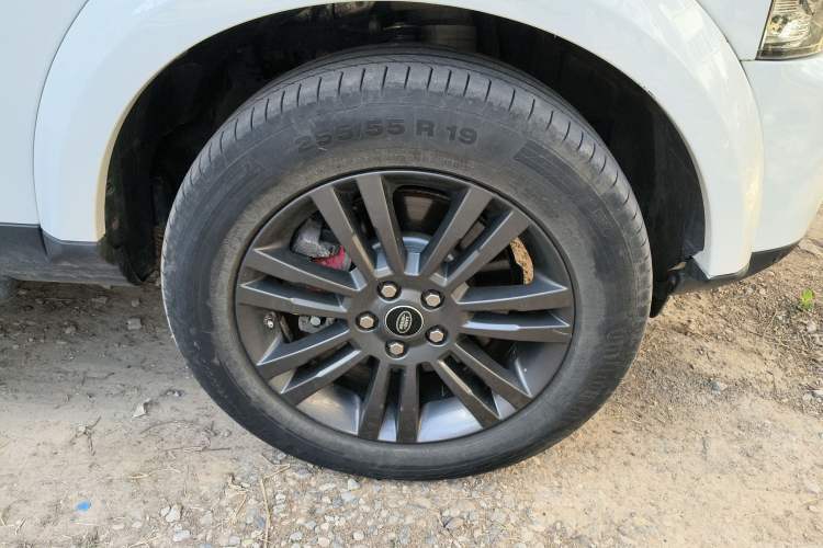 Used Land Rover Discovery 2016 3.0 SC Obsidian Black Heritage Edition HSE Right Front Wheel Hub
