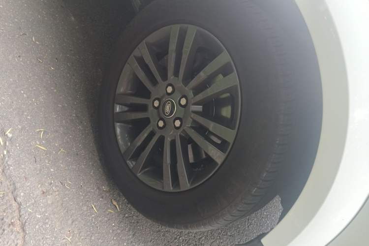 Used Land Rover Discovery 2016 3.0 SC Obsidian Black Heritage Edition HSE Right Front Wheel Hub
