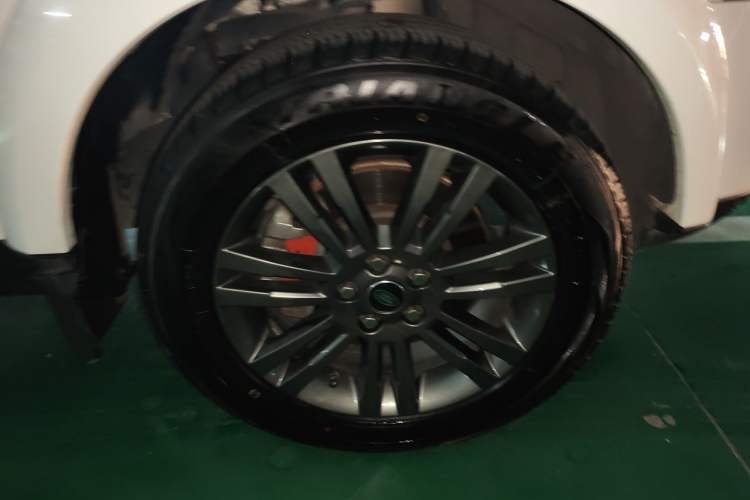 Used Land Rover Discovery 2016 3.0 SC Obsidian Black Heritage Edition HSE Right Front Wheel Hub