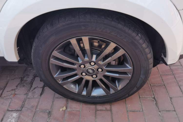 Used Land Rover Discovery 2016 3.0 SC Obsidian Black Heritage Edition HSE Right Front Wheel Hub