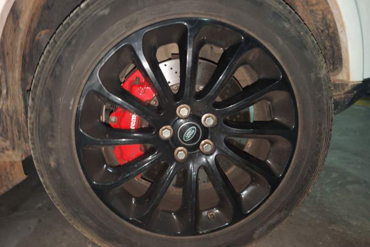 Used Land Rover Discovery 2016 3.0 SC Obsidian Black Heritage Edition SE Right Front Wheel Hub