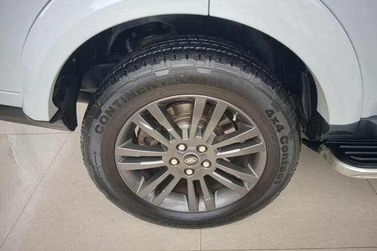 Used Land Rover Discovery 2016 3.0 SC Obsidian Black Heritage Edition HSE Right Rear Wheel Hub