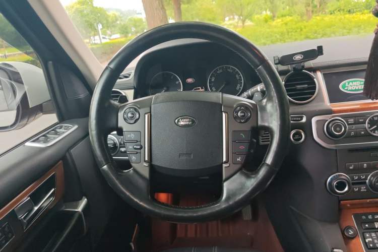 Used Land Rover Discovery 2016 3.0 SC Obsidian Black Heritage Edition HSE Steering Wheel