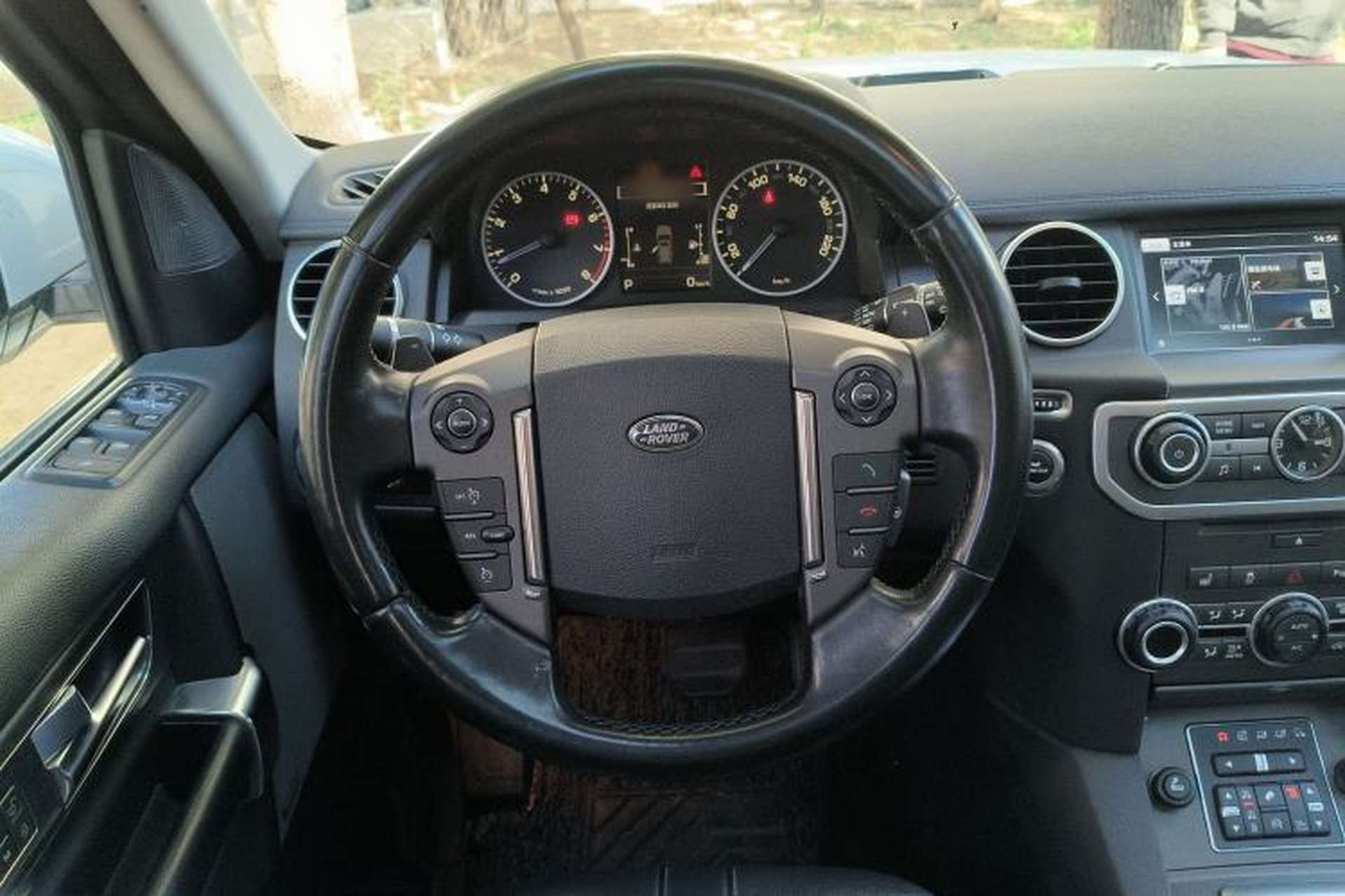 Used Land Rover Discovery 2016 3.0 SC Obsidian Black Heritage Edition HSE Steering Wheel