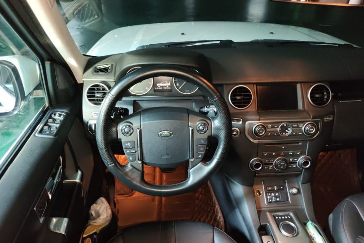 Used Land Rover Discovery 2016 3.0 SC Obsidian Black Heritage Edition HSE Steering Wheel