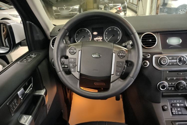 Used Land Rover Discovery 2016 3.0 SC Obsidian Black Heritage Edition HSE Steering Wheel