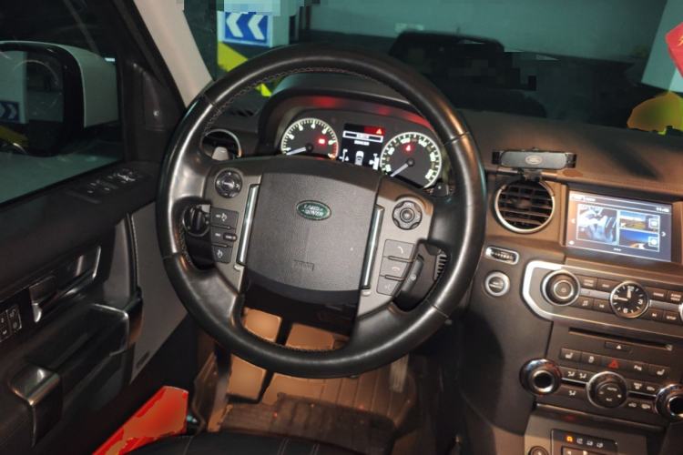 Used Land Rover Discovery 2016 3.0 SC Obsidian Black Heritage Edition SE Steering Wheel