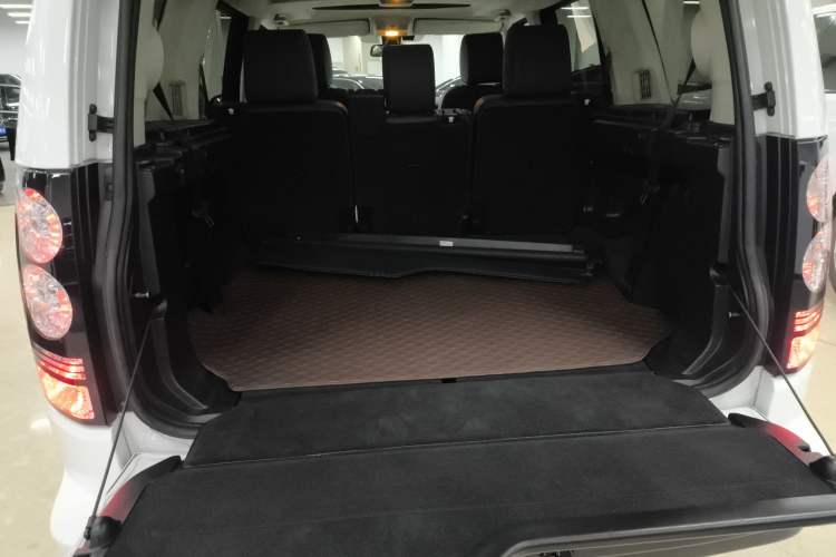 Used Land Rover Discovery 2016 3.0 SC Obsidian Black Heritage Edition HSE Trunk
