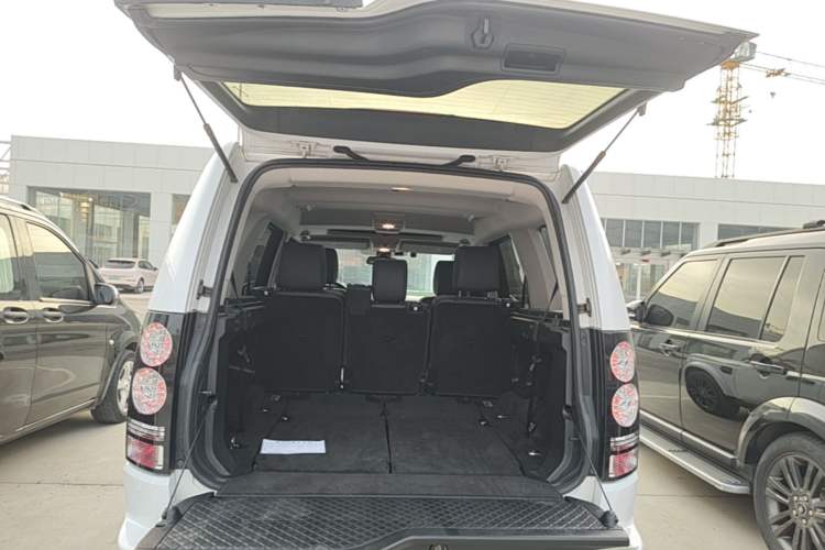 Used Land Rover Discovery 2016 3.0 SC V6 SE Trunk