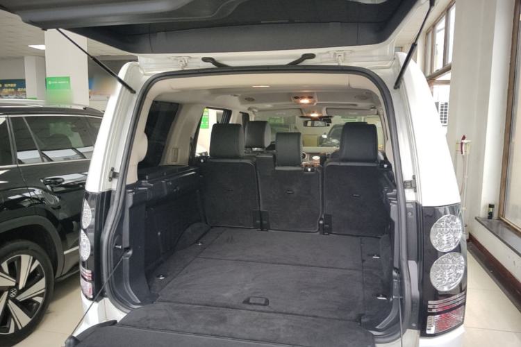 Used Land Rover Discovery 2016 3.0 SC Obsidian Black Heritage Edition HSE Trunk