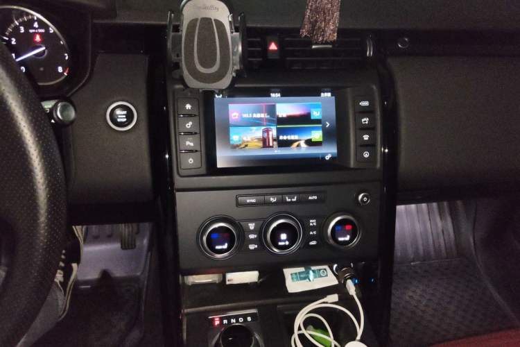 Used Land Rover Discovery 2017 3.0 SC V6 S Audio And AC Panel