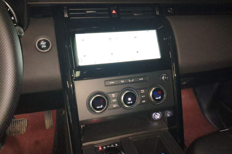 Used Land Rover Discovery 2017 3.0 SC V6 SE Audio And AC Panel