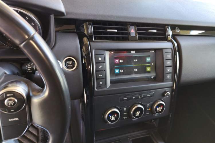 Used Land Rover Discovery 2017 3.0 SC V6 SE Audio And AC Panel