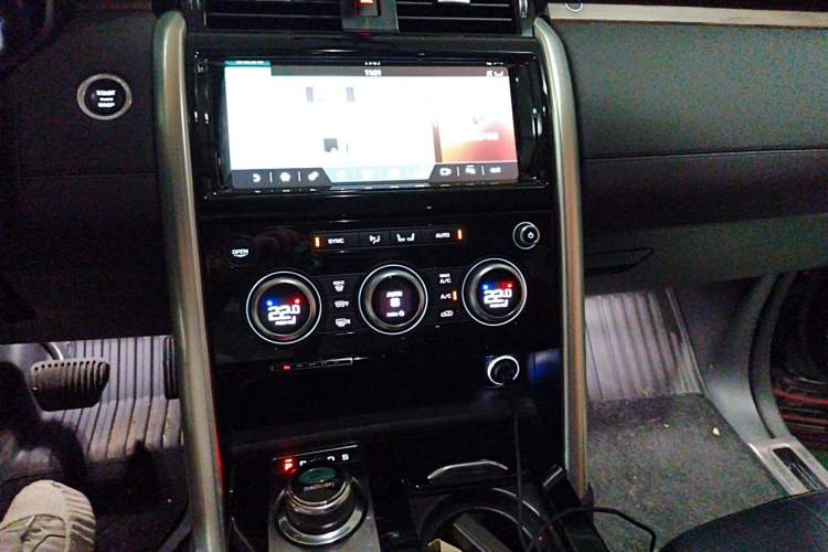 Used Land Rover Discovery 2017 3.0 SC V6 HSE Audio And AC Panel
