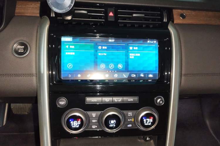 Used Land Rover Discovery 2017 3.0 SC V6 HSE Audio And AC Panel