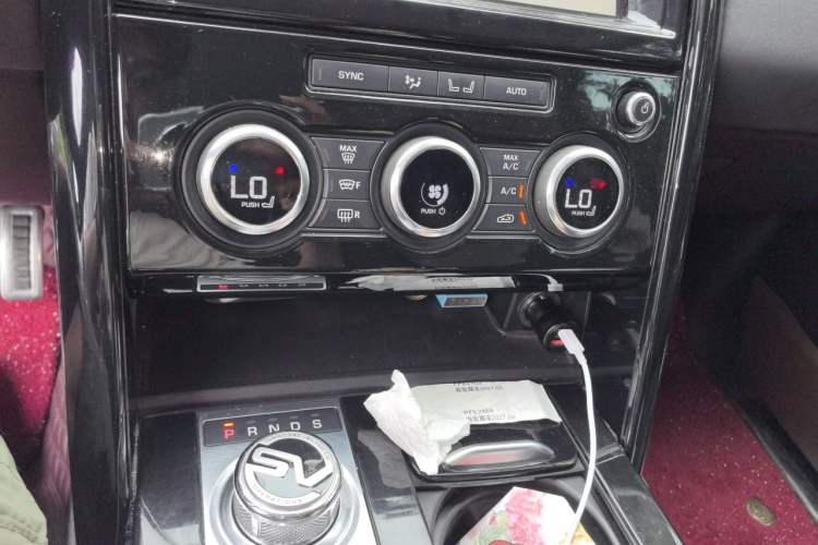 Used Land Rover Discovery 2017 3.0 SC V6 SE Audio And AC Panel