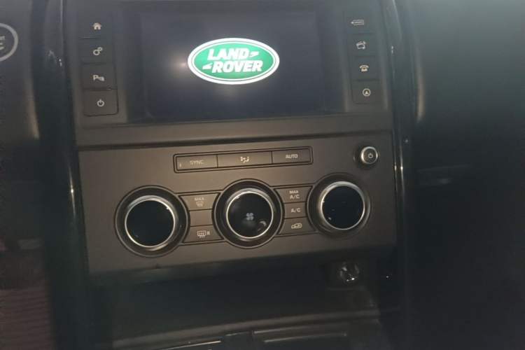 Used Land Rover Discovery 2017 5th Generation 3.0 V6 SE Audio And AC Panel