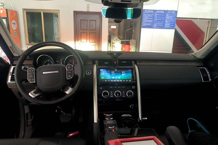 Used Land Rover Discovery 2017 3.0 SC V6 HSE Center Console