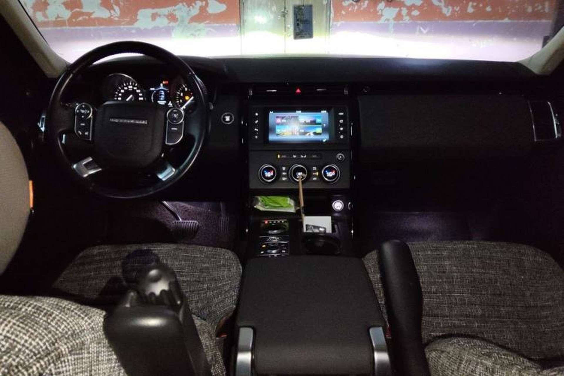 Used Land Rover Discovery 2017 3.0 SC V6 SE Center Console