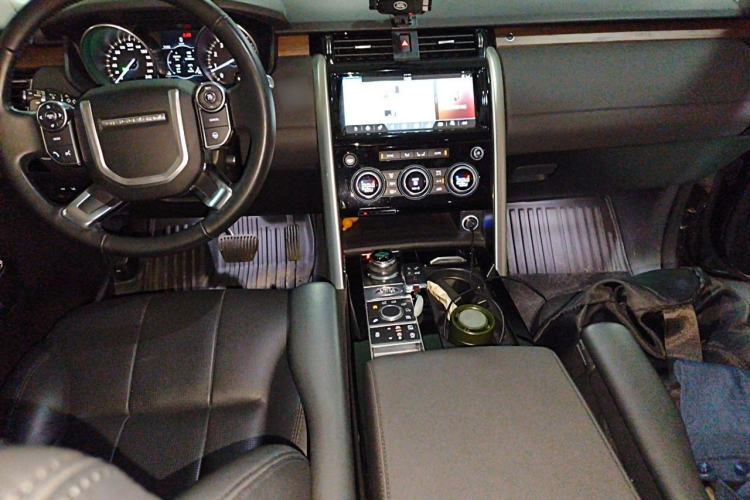 Used Land Rover Discovery 2017 3.0 SC V6 HSE Center Console