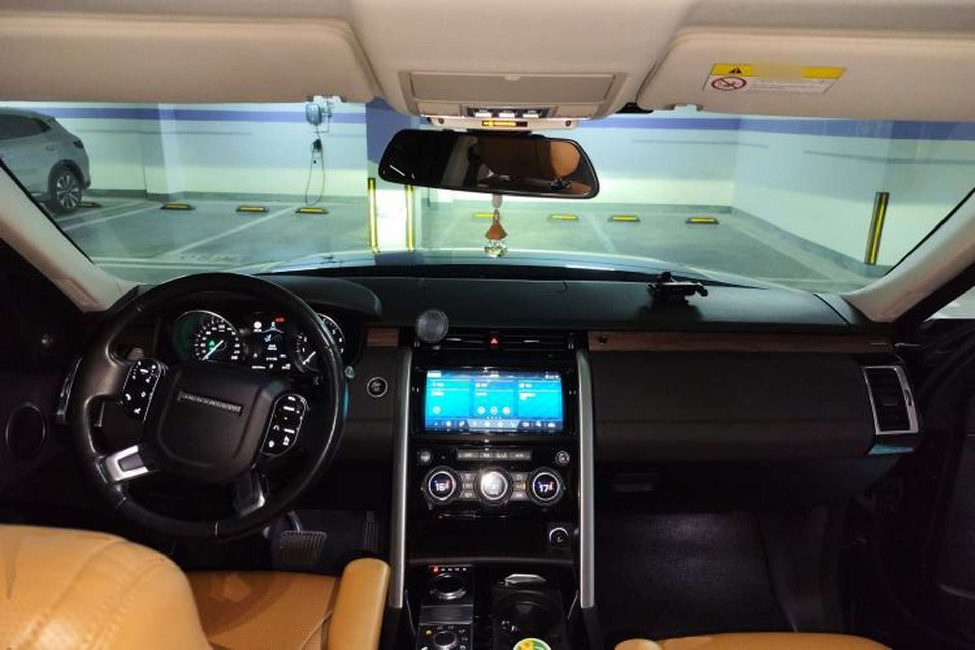 Used Land Rover Discovery 2017 3.0 SC V6 HSE Center Console