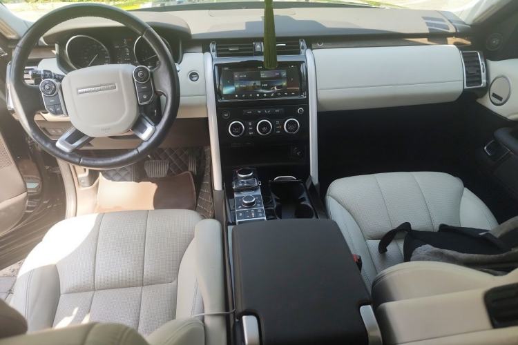 Used Land Rover Discovery 2017 3.0 SC V6 HSE Center Console