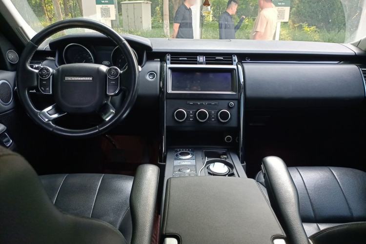 Used Land Rover Discovery 2017 3.0 SC V6 SE Center Console