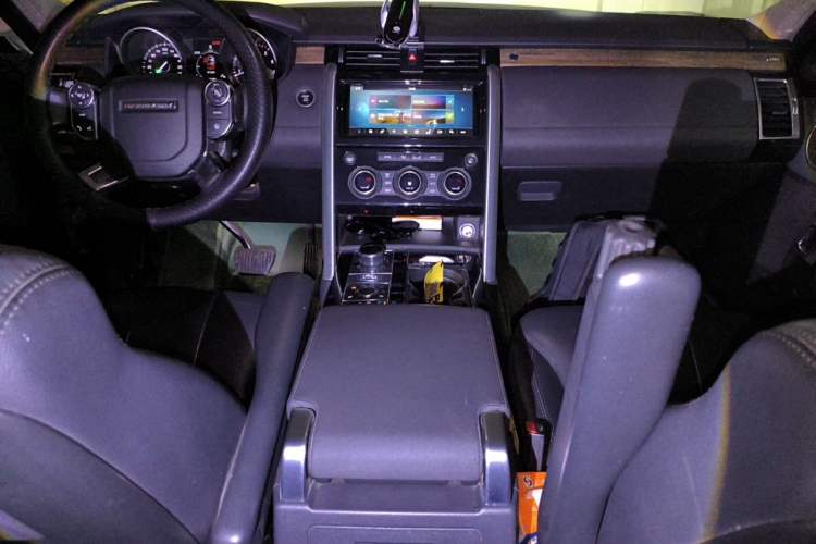 Used Land Rover Discovery 2017 3.0 SC V6 HSE Center Console