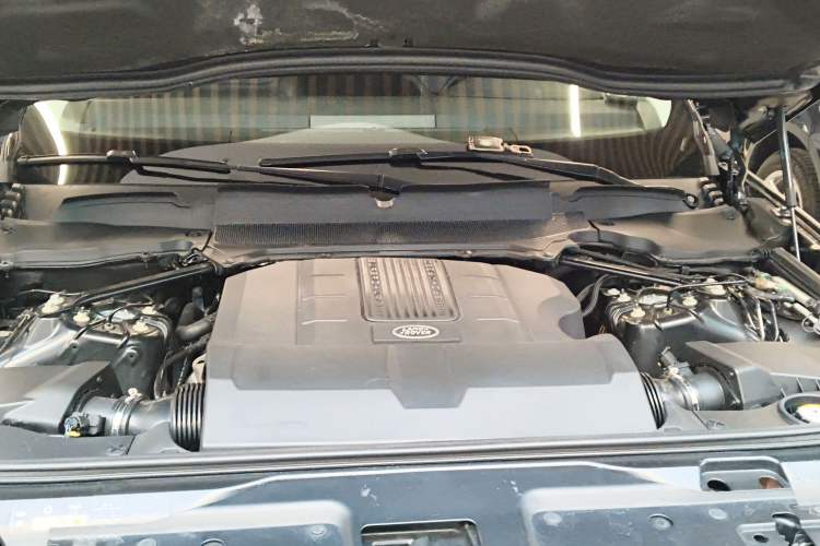 Used Land Rover Discovery 2017 3.0 SC V6 SE Engine Bay