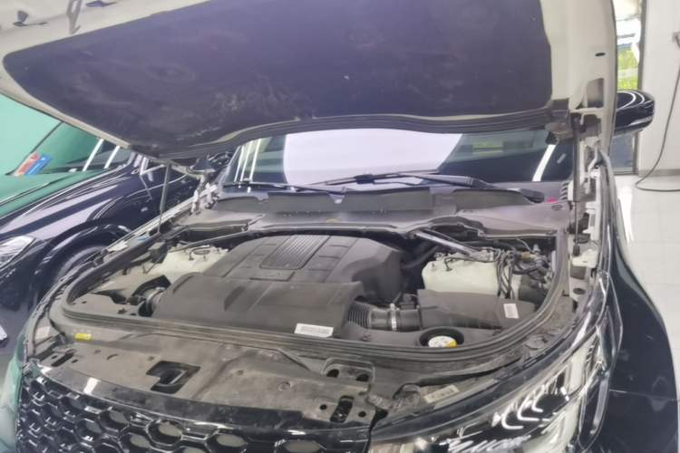 Used Land Rover Discovery 2017 3.0 SC V6 SE Engine Bay