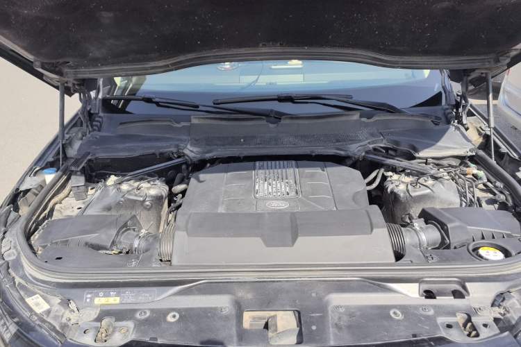 Used Land Rover Discovery 2017 3.0 SC V6 SE Engine Bay
