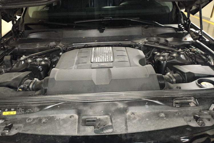 Used Land Rover Discovery 2017 3.0 SC V6 SE Engine Bay