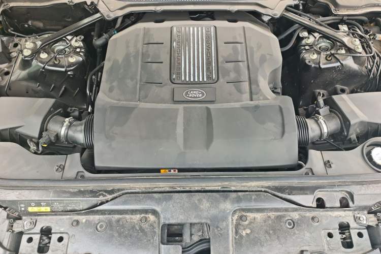Used Land Rover Discovery 2017 3.0 SC V6 SE Engine Bay