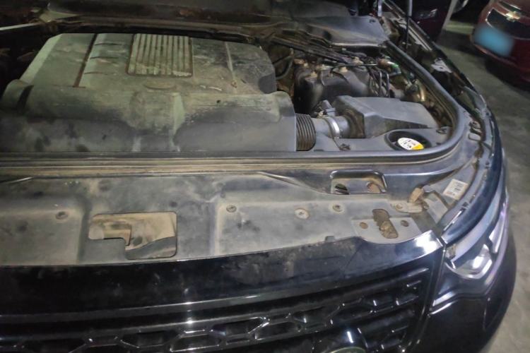 Used Land Rover Discovery 2017 3.0 SC V6 HSE Engine Bay Left