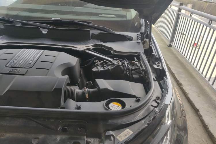 Used Land Rover Discovery 2017 3.0 SC V6 S Engine Bay Left