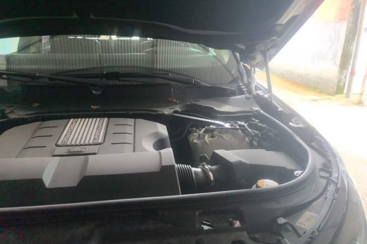 Used Land Rover Discovery 2017 3.0 SC V6 SE Engine Bay Left