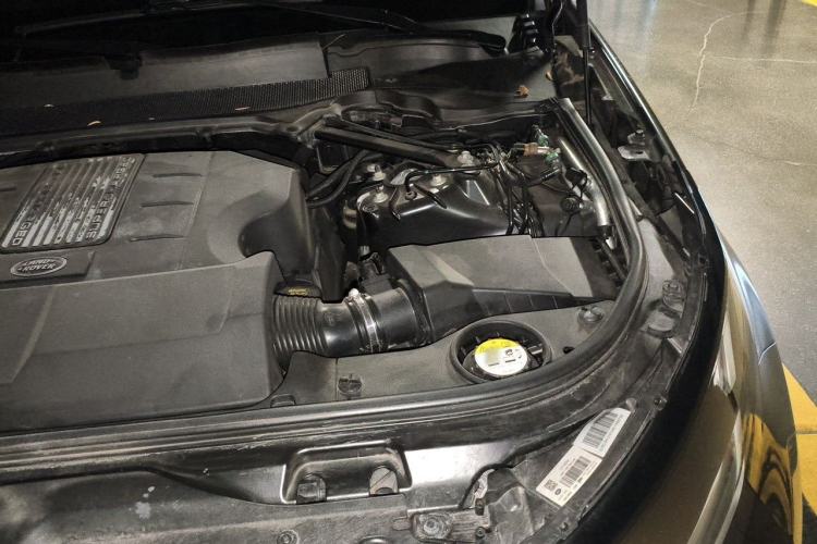 Used Land Rover Discovery 2017 3.0 SC V6 SE Engine Bay Left