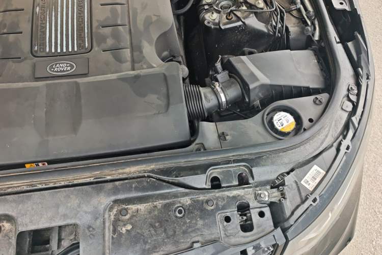 Used Land Rover Discovery 2017 3.0 SC V6 SE Engine Bay Left