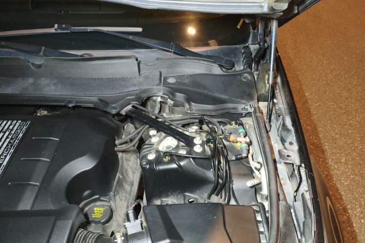 Used Land Rover Discovery 2017 3.0 SC V6 SE Engine Bay Left