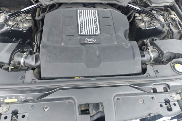 Used Land Rover Discovery 2017 3.0 SC V6 SE Engine Bay