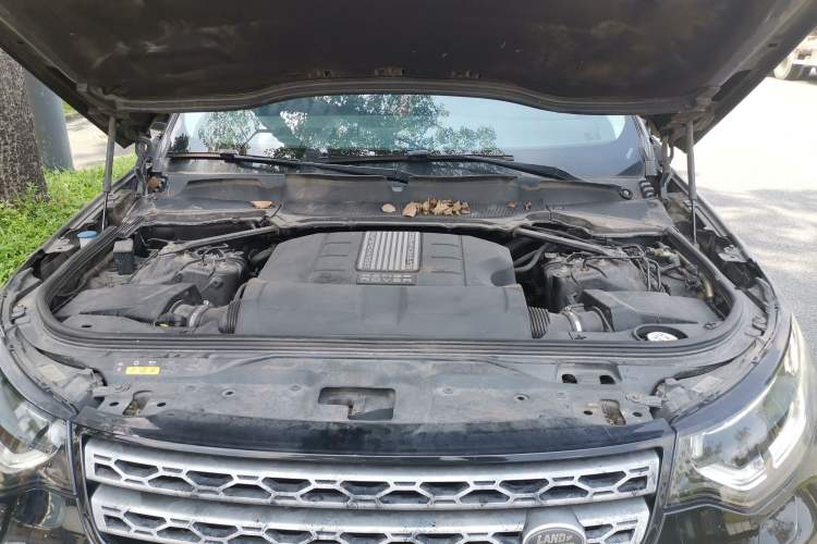 Used Land Rover Discovery 2017 3.0 SC V6 HSE Engine Bay