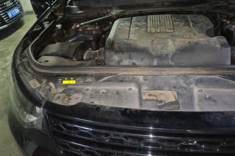 Used Land Rover Discovery 2017 3.0 SC V6 HSE Engine Bay Right