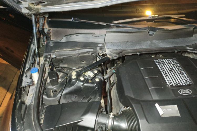 Used Land Rover Discovery 2017 3.0 SC V6 SE Engine Bay Right